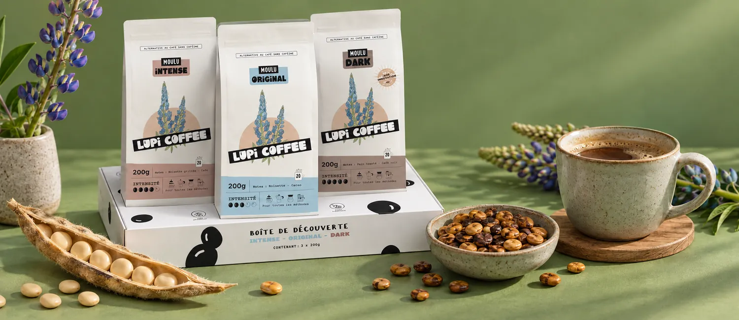 Entdeckungsbox Lupinenkaffee von Lupi Coffee mit gerösteten Lupinensamen und einer Tasse